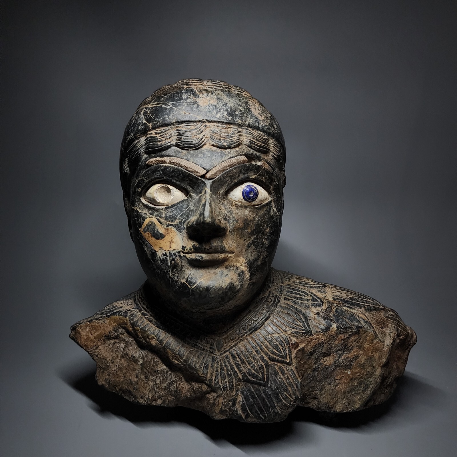 MUSEUM TYPE A LARGE SUMERIAN BLACK STONE BUST FROM AN LARGE STATUE, VERY RARE