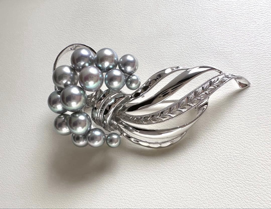 TASAKI Akoya Pearl Silver Brooch Gray-dyed 7.4-4.4mm Elegant Used TASAKI Akoya Pearl Silver Brooch Gray-dyed 7.4-4.4mm Elegant Used