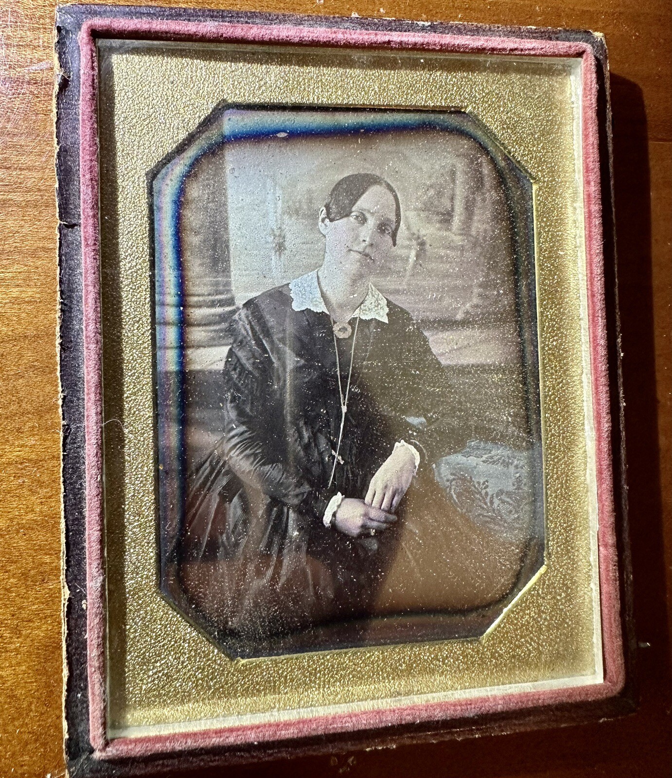 1840S DAGUERREOTYPE PHOTO PRETTY WOMAN, TINTED, PAINTED BACKDROP, SEALED ANTIQUE 1840S DAGUERREOTYPE PHOTO PRETTY WOMAN, TINTED, PAINTED BACKDROP, SEALED ANTIQUE