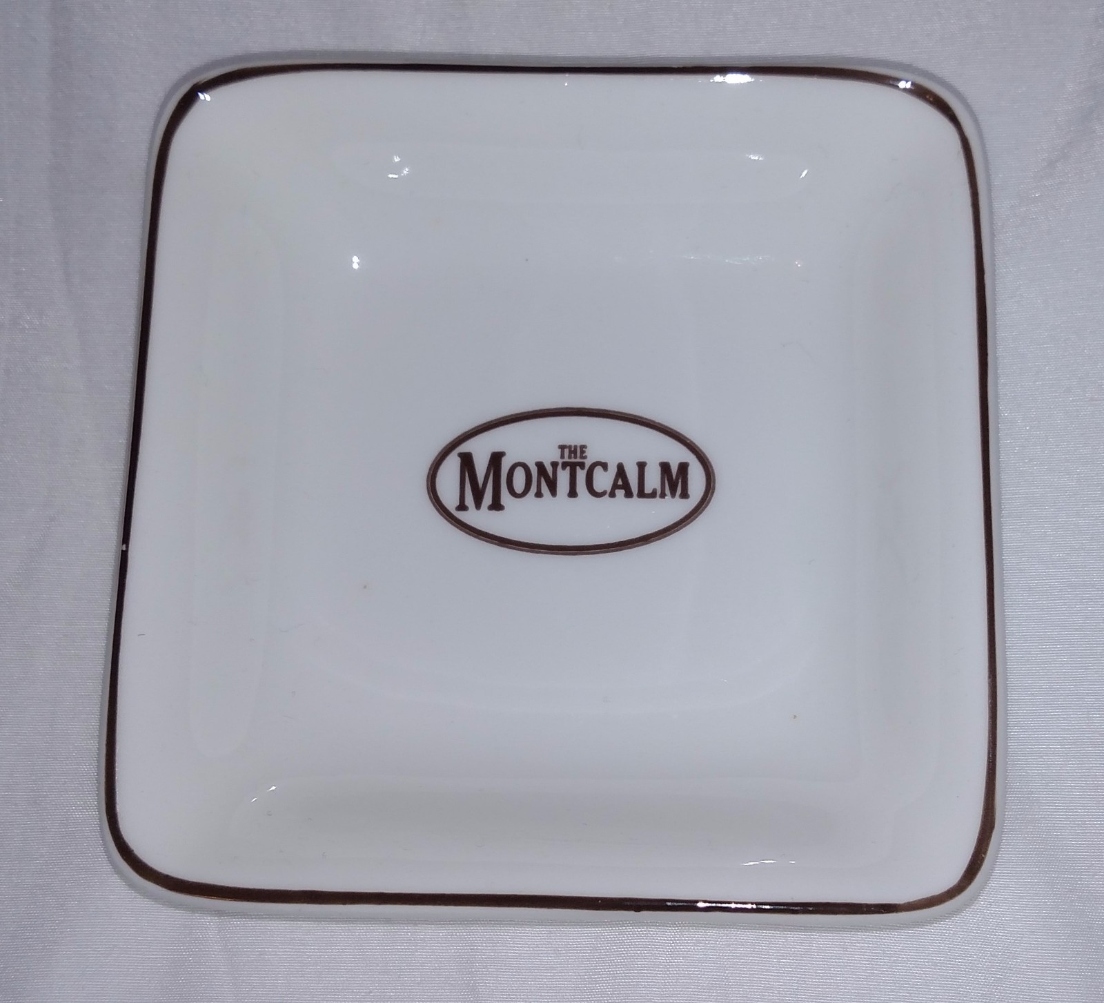 RARE BONE CHINA THE MONTCALM LONDON Advertisement ASHTRAY Wedgwood England 4034 