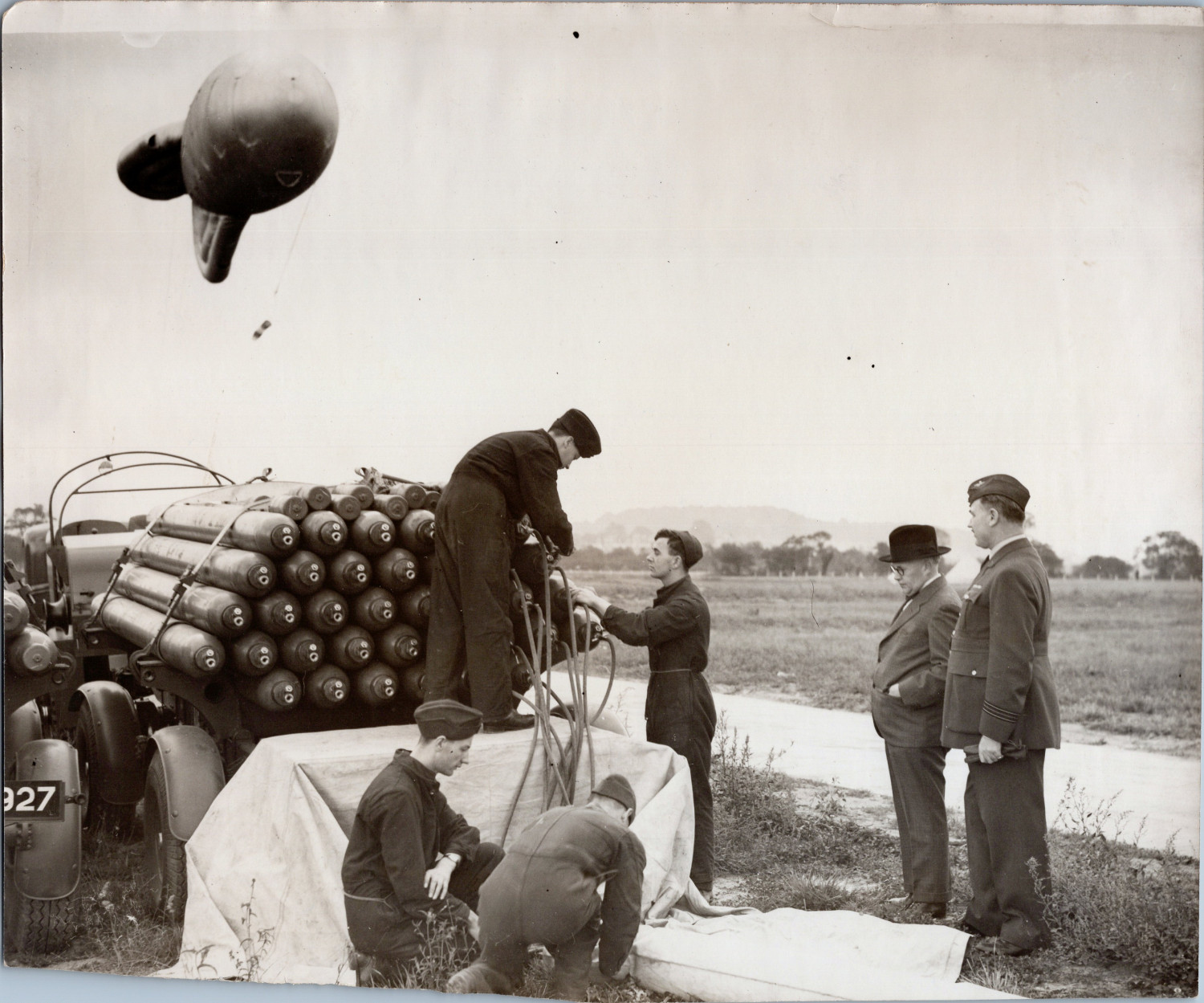 England, London, Air Minister Visits the Balloon Centre Vintage Silver Print T England, London, Air Minister Visits the Balloon Centre Vintage Silver Print T