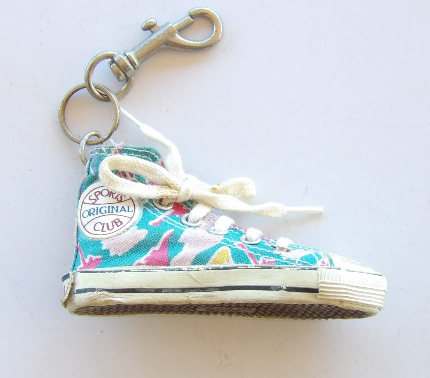 VINTAGE COCA-COLA ORIGINAL SPORTS CLUB CONVERSE CHUCK TAYLOR KEY CHAIN KEYRING VINTAGE COCA-COLA ORIGINAL SPORTS CLUB CONVERSE CHUCK TAYLOR KEY CHAIN KEYRING