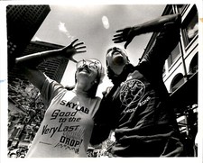 LD274 1979 Orig Ted Gartland Photo COUPLE WATCH SKYLAB DEBRIS ENTER ATMOSPHERE picture