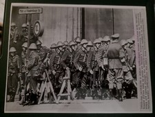 1961 GDR SOLDIERS BEGIN BLOCKADE OF EAST WEST BERLIN GERMANY WALL CONSTRUCTION picture