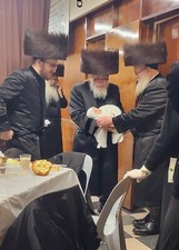 NEW SQUARE RABBI TWERSKY חתימת יד קדשו של האדמו''ר מסקווירא על הזמנה סקווירא נ picture