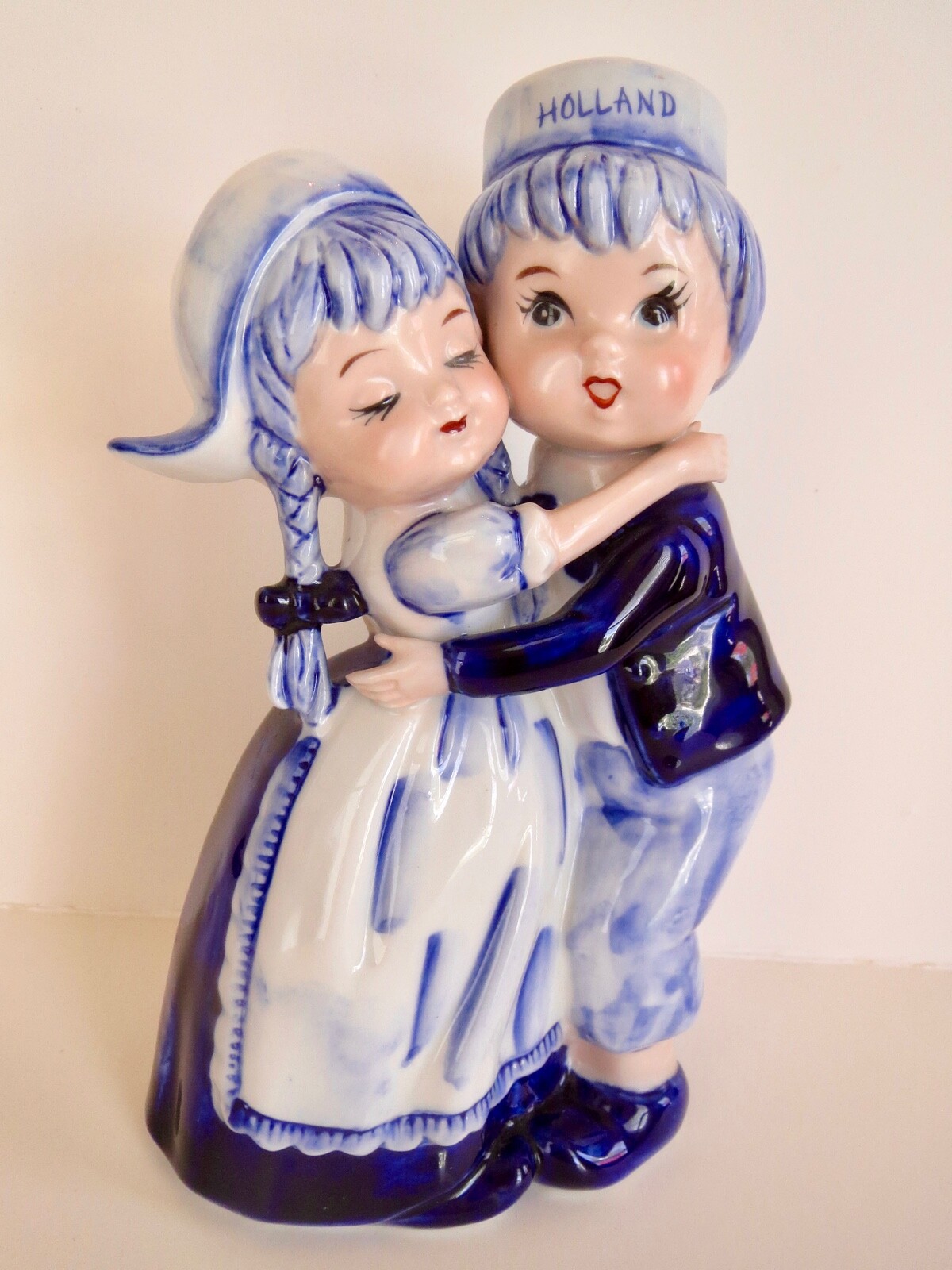 BEAUTIFUL***Blue DELFT FIGURINE***Holland***Boy And Girl Hugging***7 BEAUTIFUL***Blue DELFT FIGURINE***Holland***Boy And Girl Hugging***7