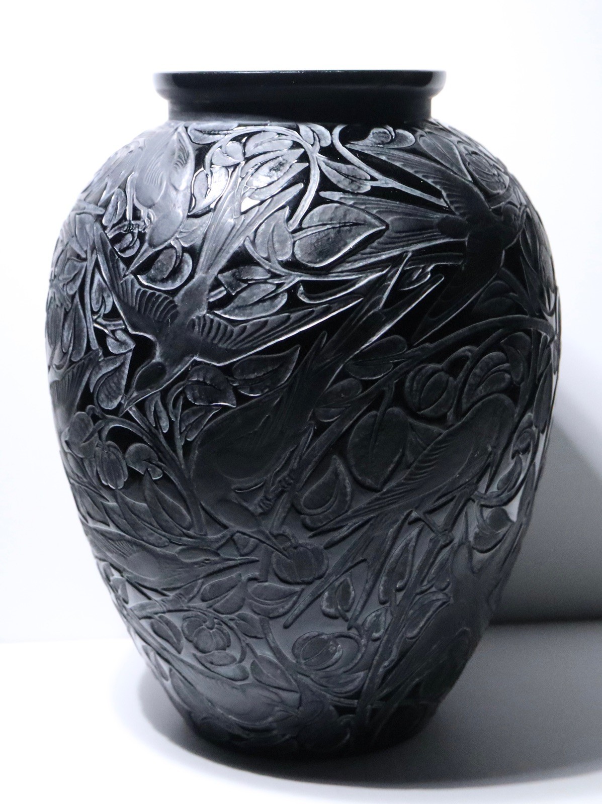 René Lalique Martin-Pêcheurs Vase No.920 Black Glass White Patina c1921 Signed René Lalique Martin-Pêcheurs Vase No.920 Black Glass White Patina c1921 Signed
