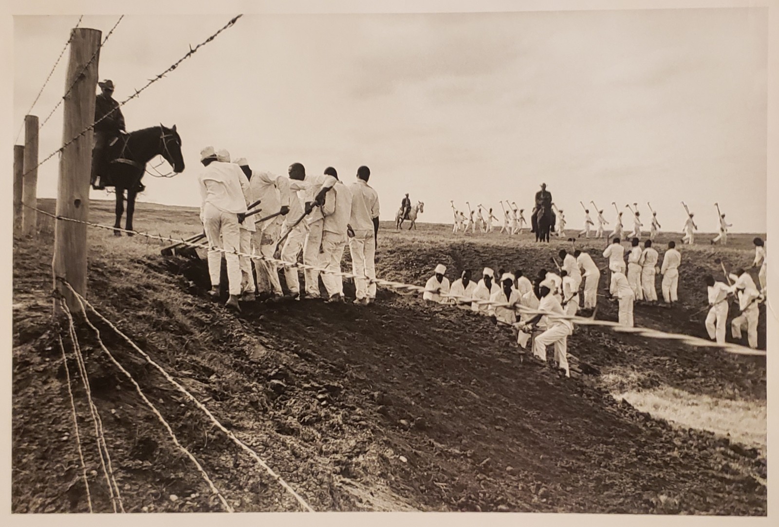 DANNY LYON PHOTOGRAPH 1968 THE LINE FERGUSON PRISON TX BROOKLYN NY RARE MAGNUM DANNY LYON PHOTOGRAPH 1968 THE LINE FERGUSON PRISON TX BROOKLYN NY RARE MAGNUM